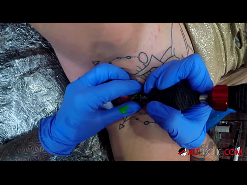 ❤️ Sully Savage mai tsananin jarfa ta yi tattoo a kan kwarin ta ❌ bidiyon tsutsa ️❤